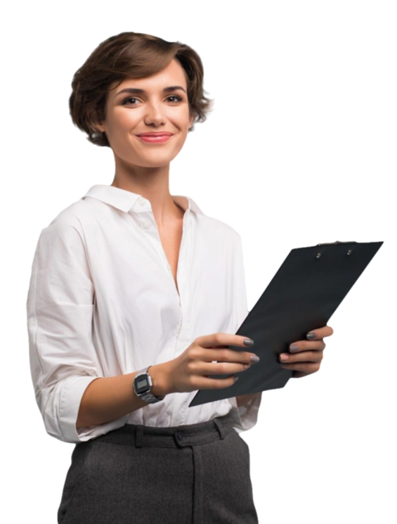 Rapaz mexendo eu seu notebook sorrindo