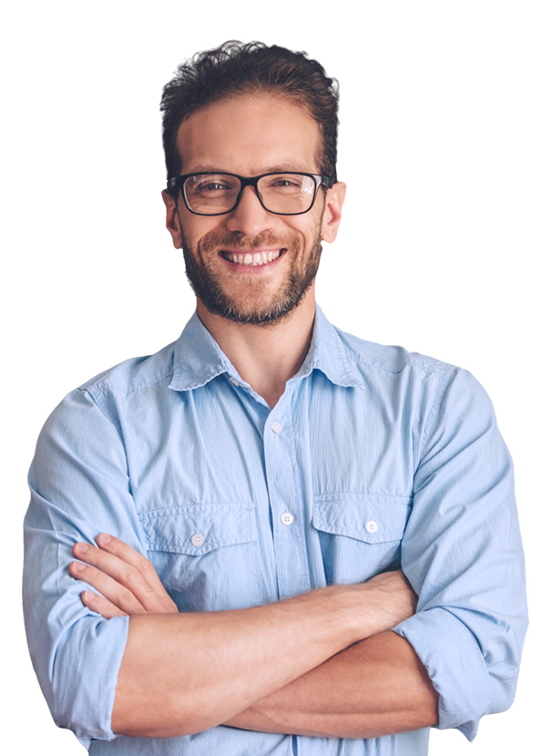 Uma bela mulher com cabelos longos e enrolados, utilizando óculos e terno preto com a camisa branca. Sorrindo com os braços cruzados.